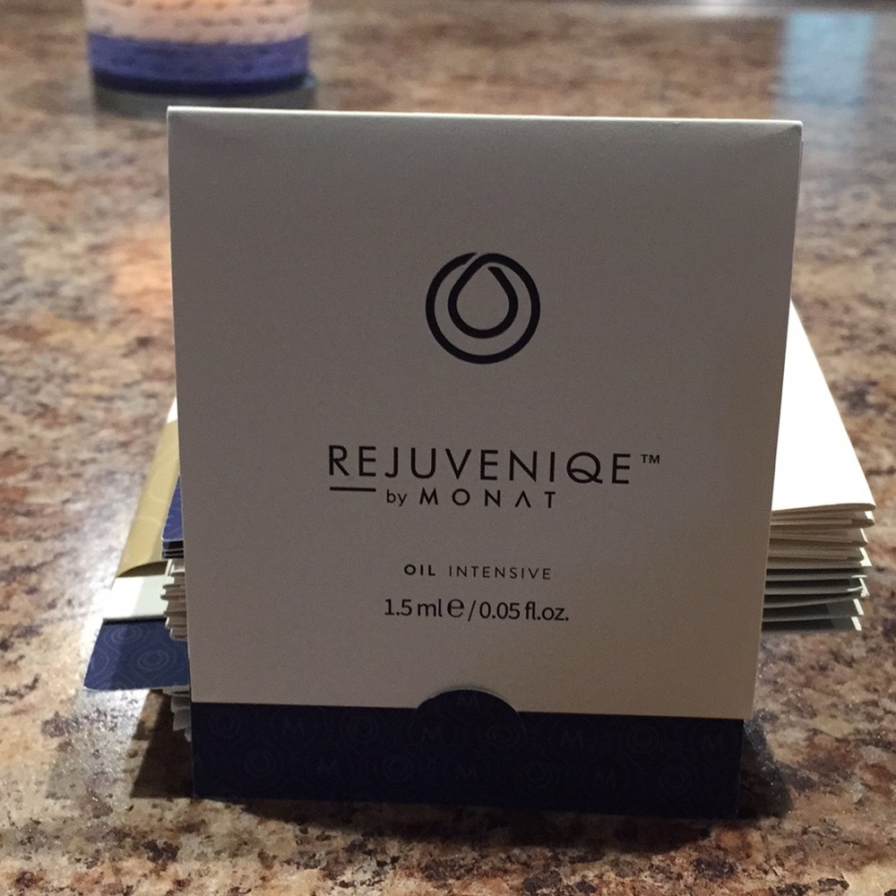 Monday Rejuveniqe Oil
